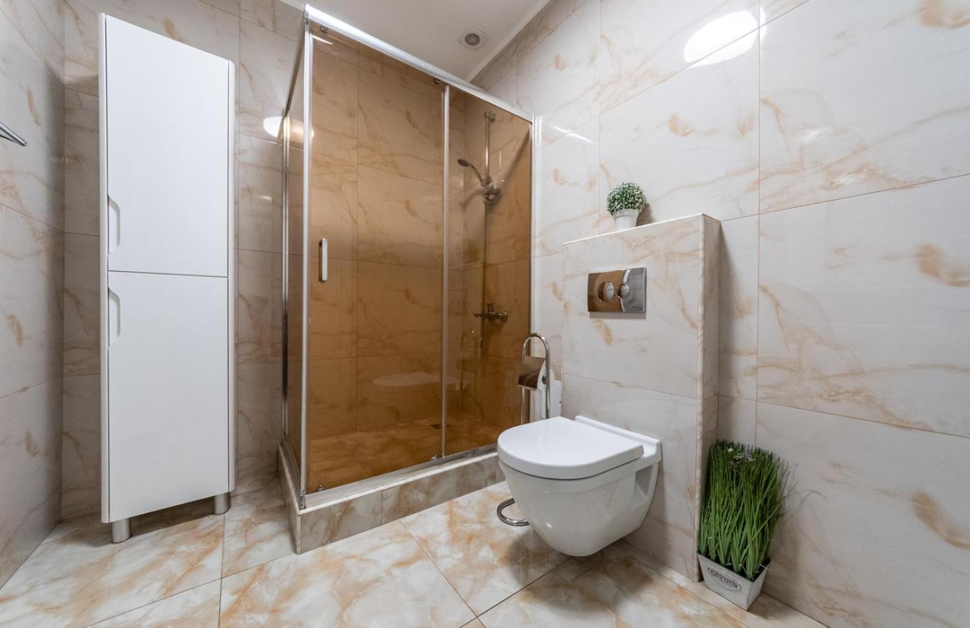 Lux Apartment Near Arena City Kiev Buitenkant foto