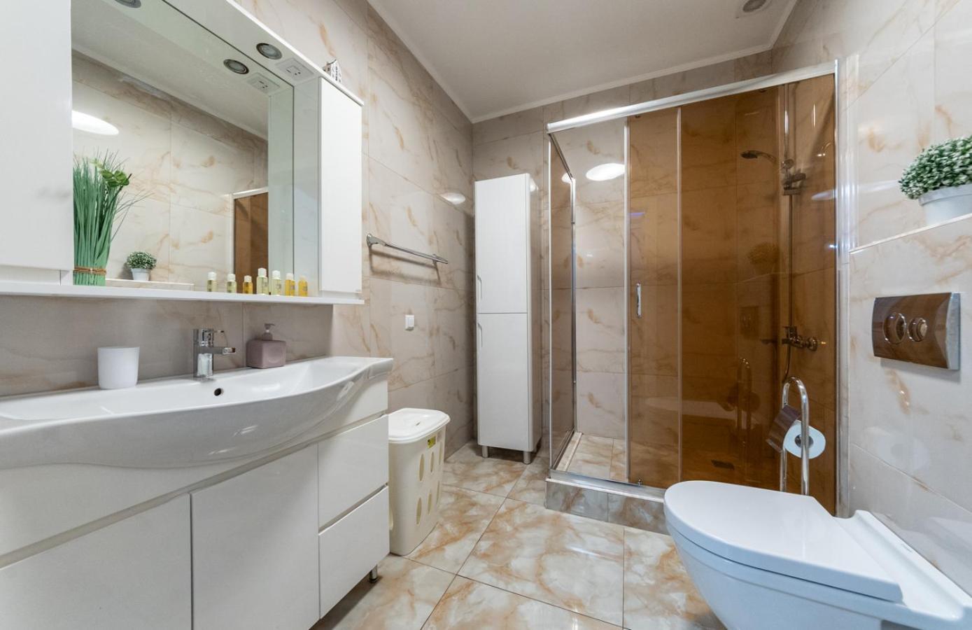 Lux Apartment Near Arena City Kiev Buitenkant foto