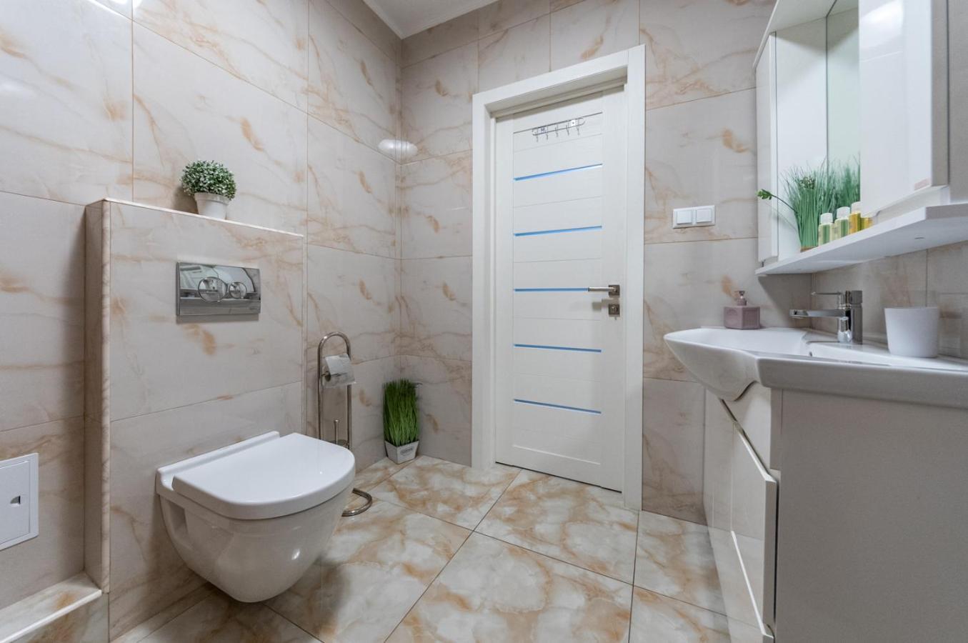 Lux Apartment Near Arena City Kiev Buitenkant foto