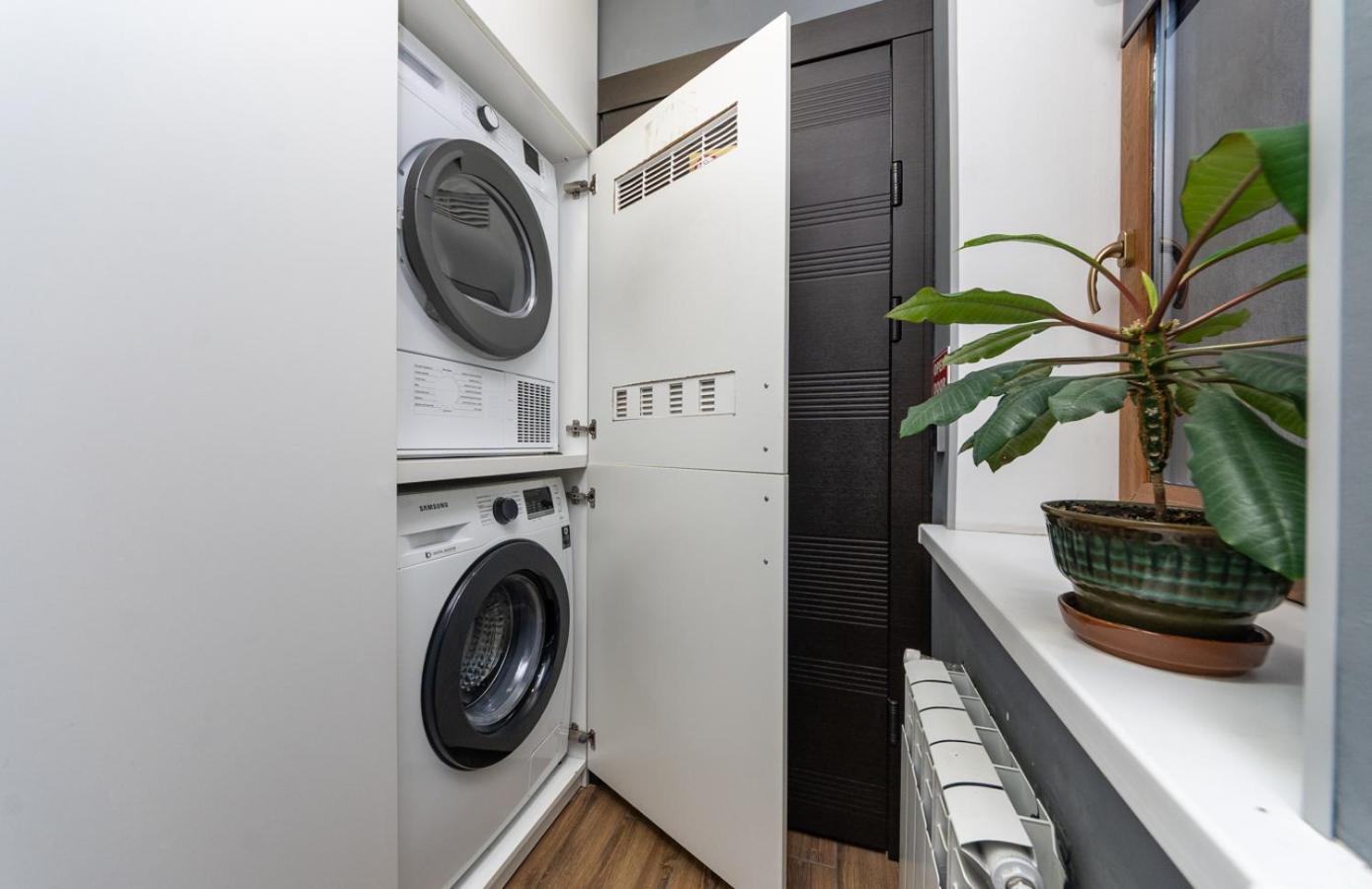 Lux Apartment Near Arena City Kiev Buitenkant foto